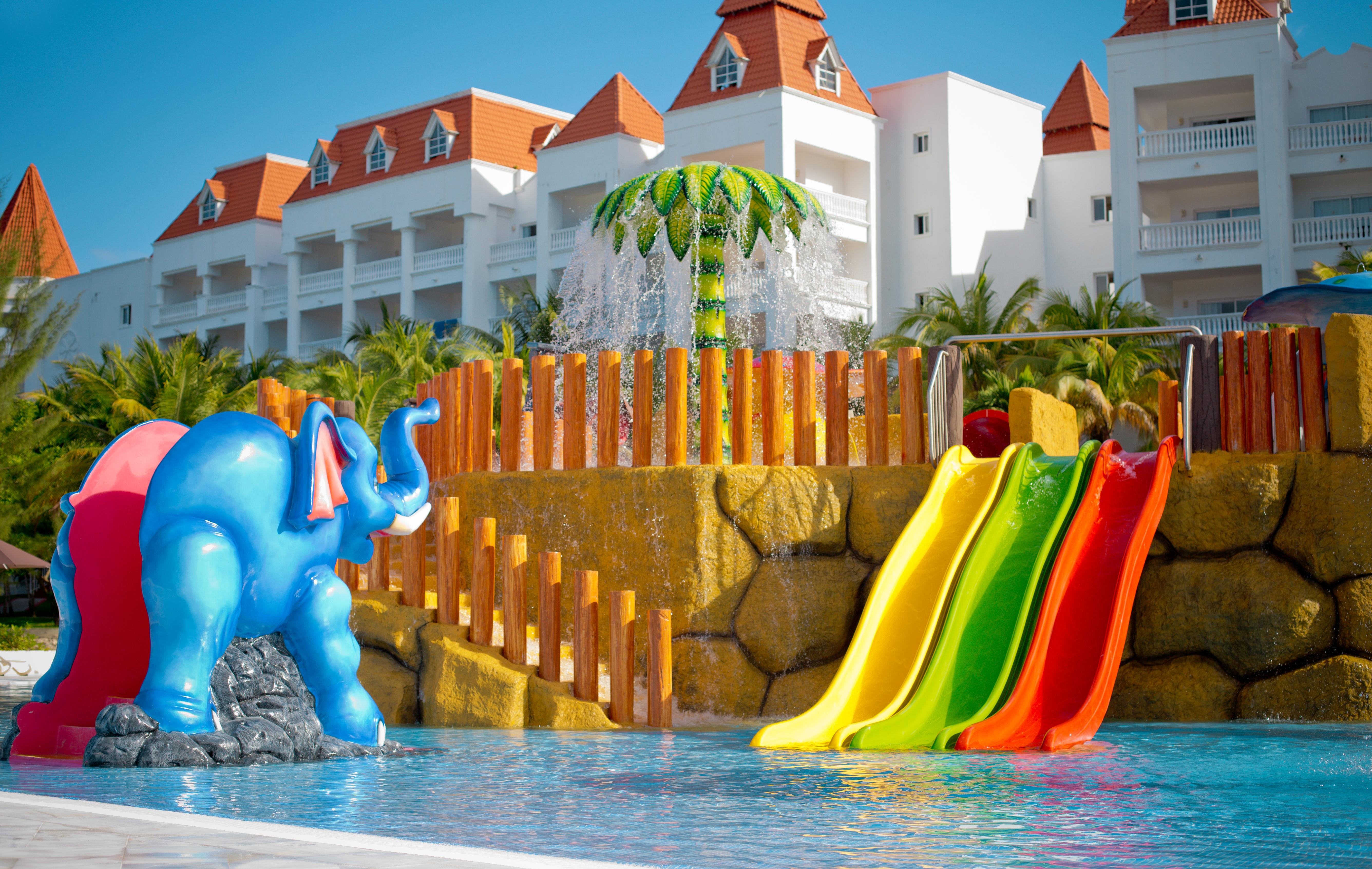 バイア プリンシペ グランド ジャマイカ オール インクルーシブ ランアウェイ・ベイ エクステリア 写真 The children's pool at the Iberostar Grand Hotel Bávaro