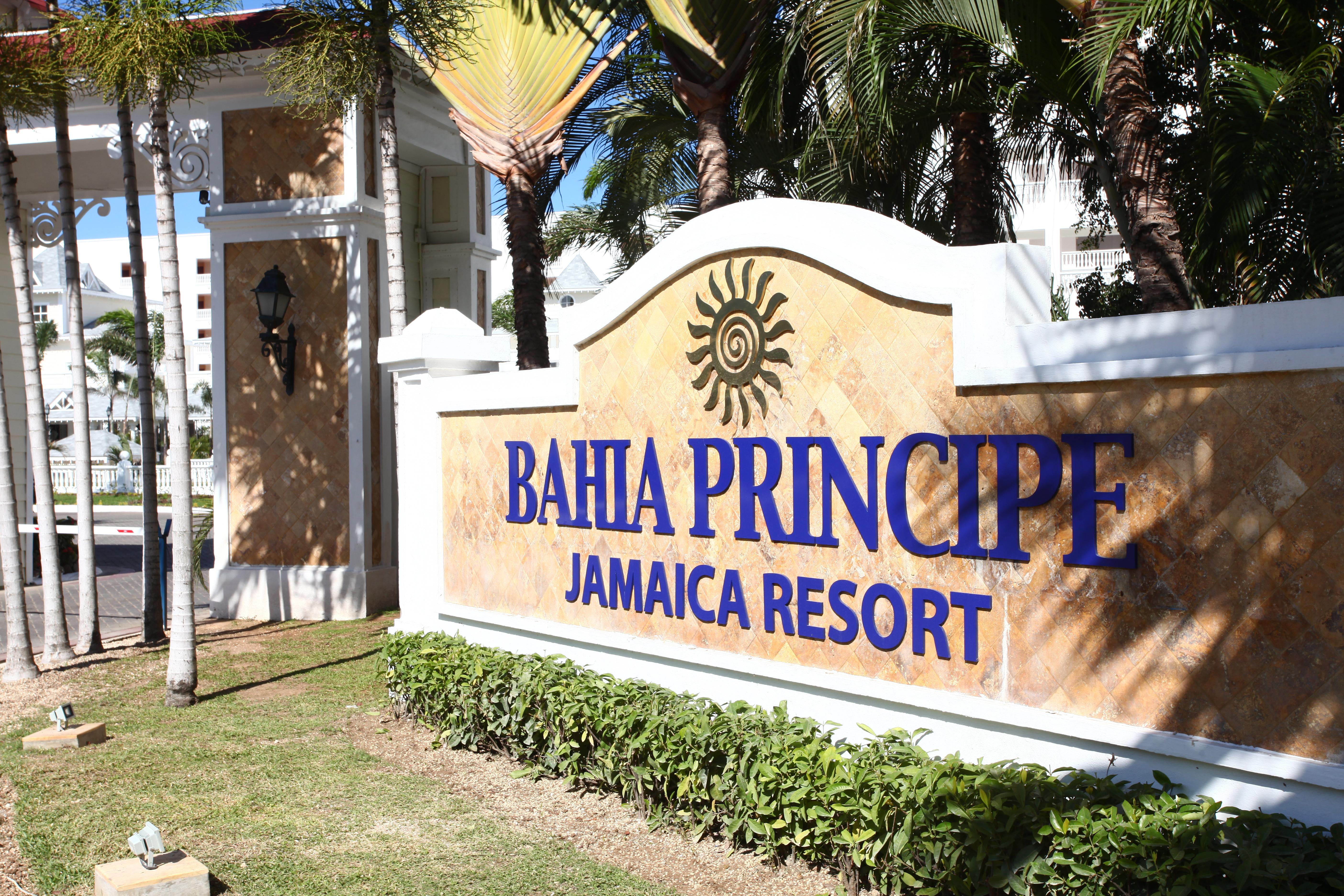 バイア プリンシペ グランド ジャマイカ オール インクルーシブ ランアウェイ・ベイ エクステリア 写真 Entrance to Bahia Principe Jamaica Resort