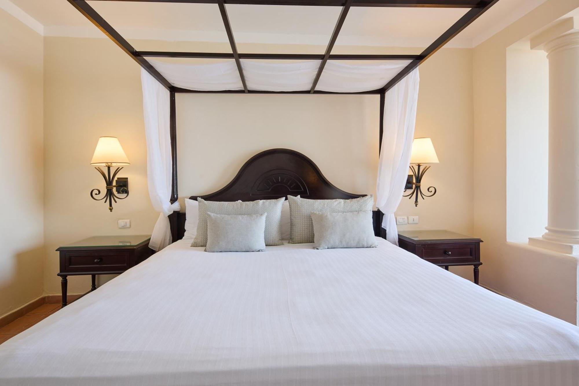 バイア プリンシペ グランド ジャマイカ オール インクルーシブ ランアウェイ・ベイ エクステリア 写真 A four-poster bed