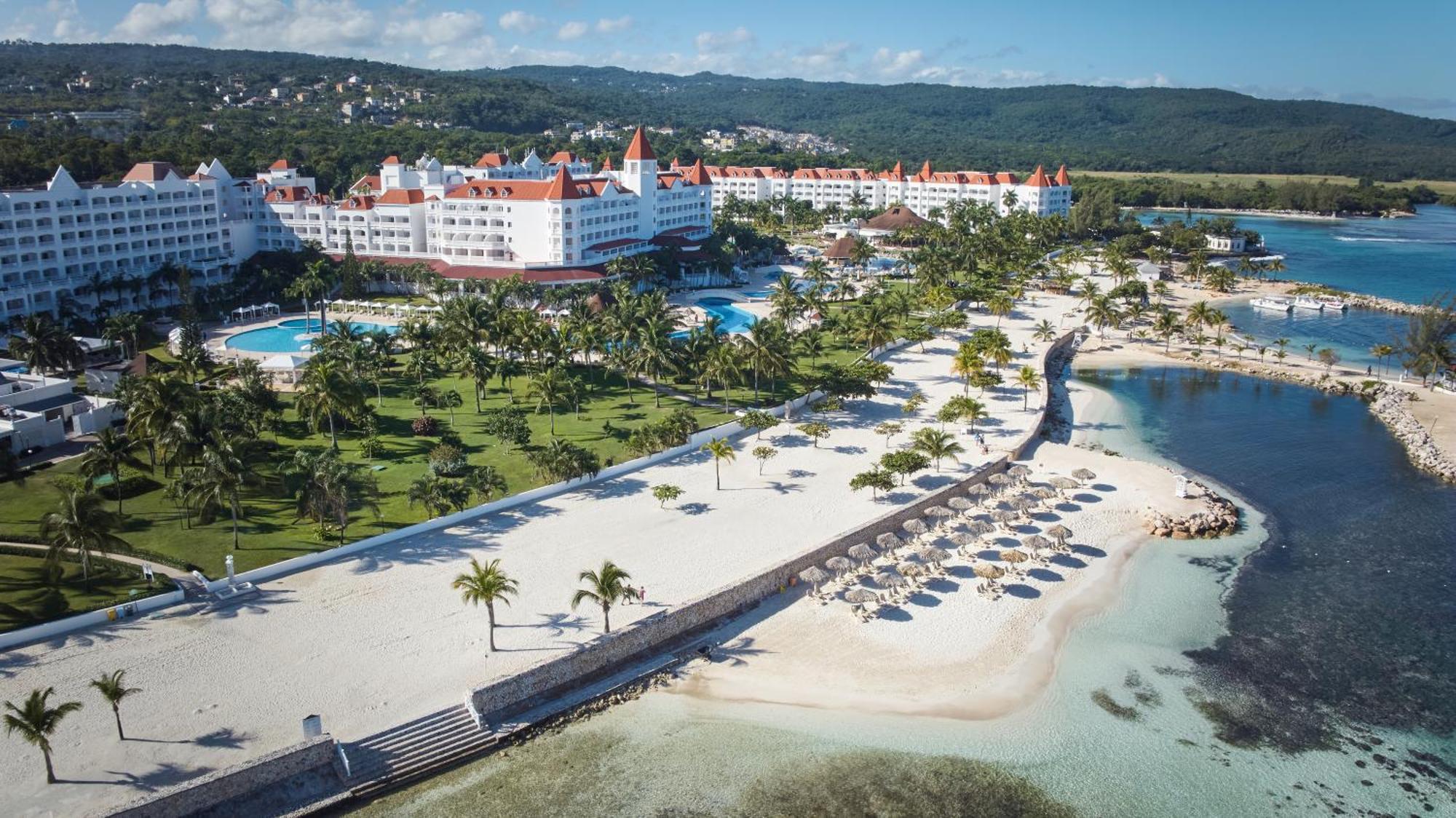 バイア プリンシペ グランド ジャマイカ オール インクルーシブ ランアウェイ・ベイ エクステリア 写真 Aerial view of Sandals Royal Plantation
