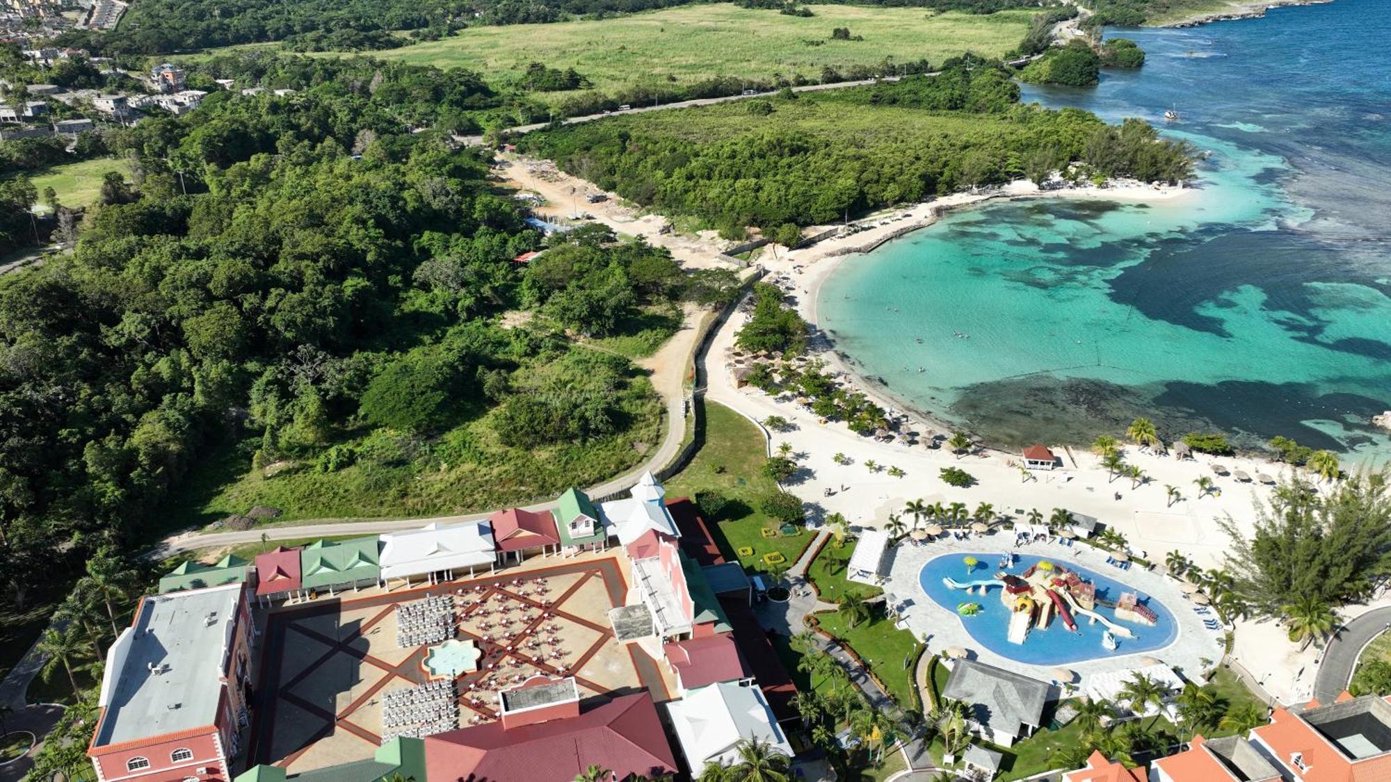 バイア プリンシペ グランド ジャマイカ オール インクルーシブ ランアウェイ・ベイ エクステリア 写真 Aerial view of the resort