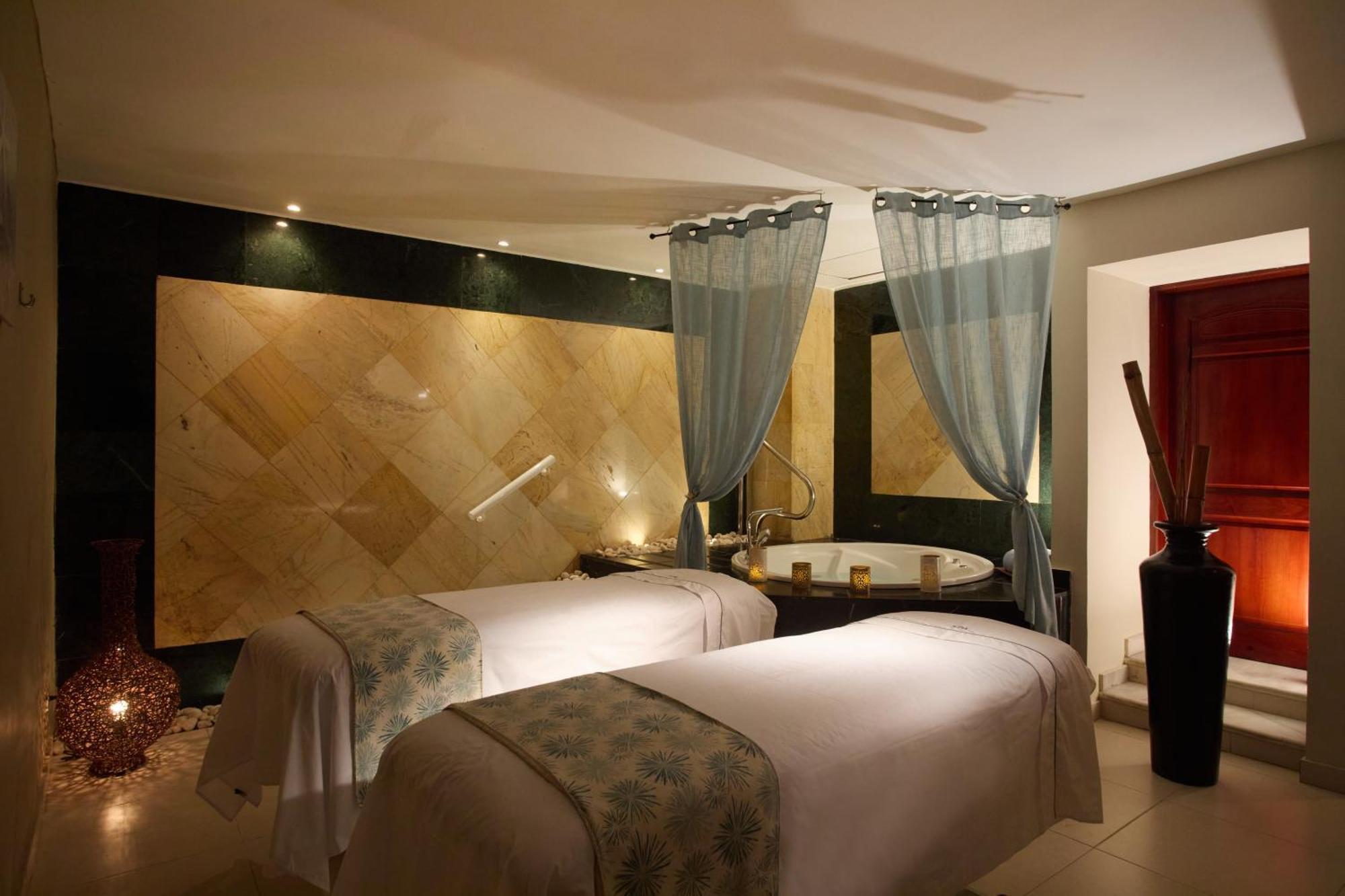 バイア プリンシペ グランド ジャマイカ オール インクルーシブ ランアウェイ・ベイ エクステリア 写真 A treatment room at the spa