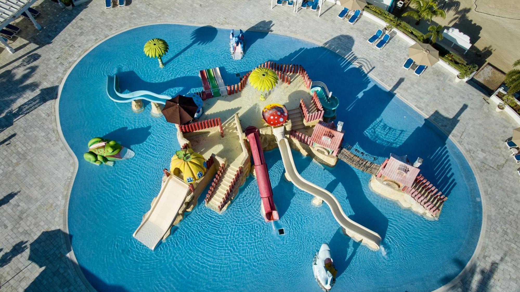 バイア プリンシペ グランド ジャマイカ オール インクルーシブ ランアウェイ・ベイ エクステリア 写真 Aerial view of the water park