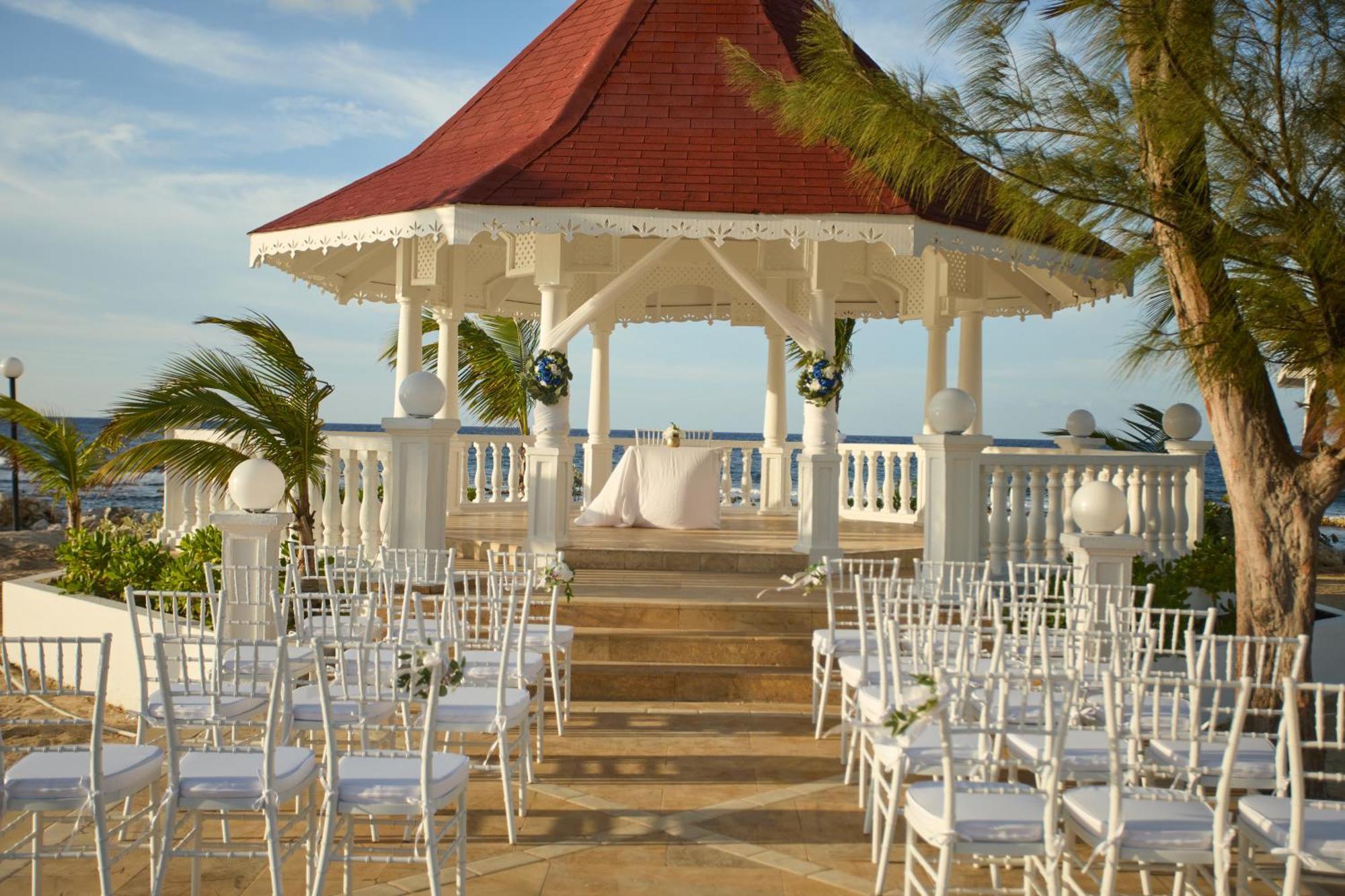 バイア プリンシペ グランド ジャマイカ オール インクルーシブ ランアウェイ・ベイ エクステリア 写真 A gazebo at a resort