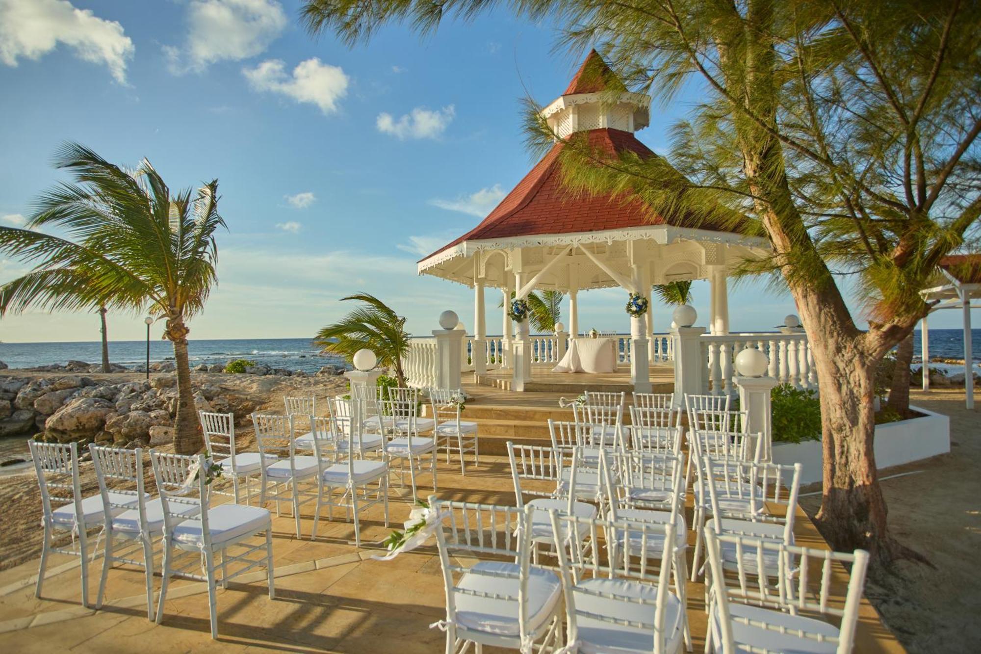 バイア プリンシペ グランド ジャマイカ オール インクルーシブ ランアウェイ・ベイ エクステリア 写真 Wedding gazebo at Sandals Royal Plantation